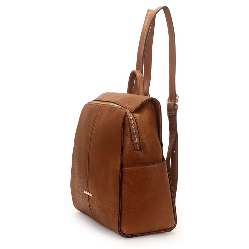 Mochila feminina caramelo vista lateral mostrando bolso e alças ajustáveis